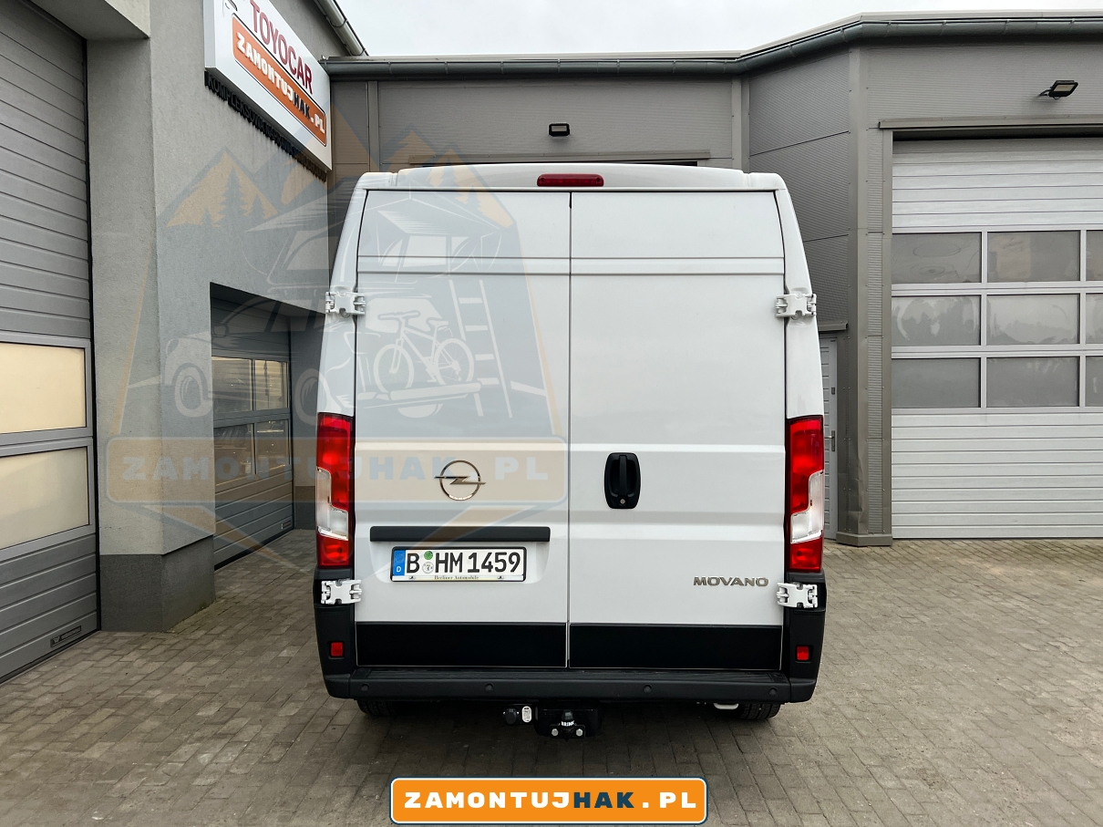 Wyjątkowa jakość i bezpieczeństwo: Zdjęcie Opla Movano C z zamontowanym, wypinanym pionowo hakiem holowniczym Westfalia - gotowy na każdą drogową przygodę.